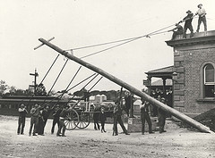Men putting up a telegraph pole in 1909 in New South Wales